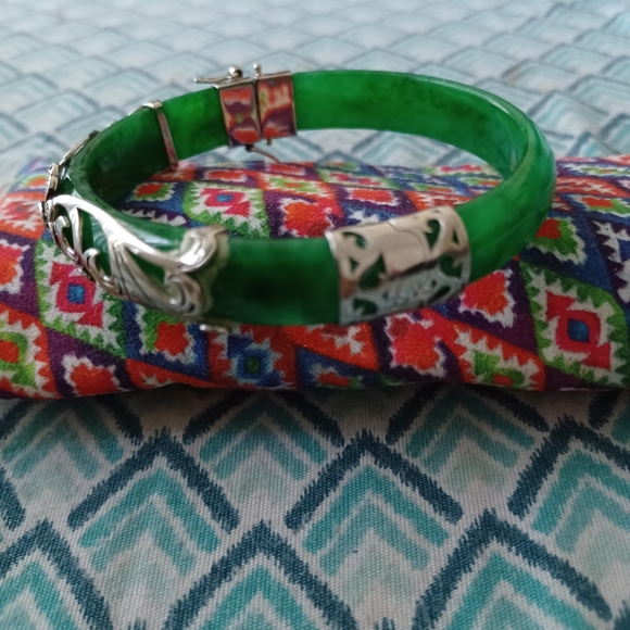 Jade sterling silver bangle bracelet beautiful and heavy has alpt of jade - Picture 5 of 5